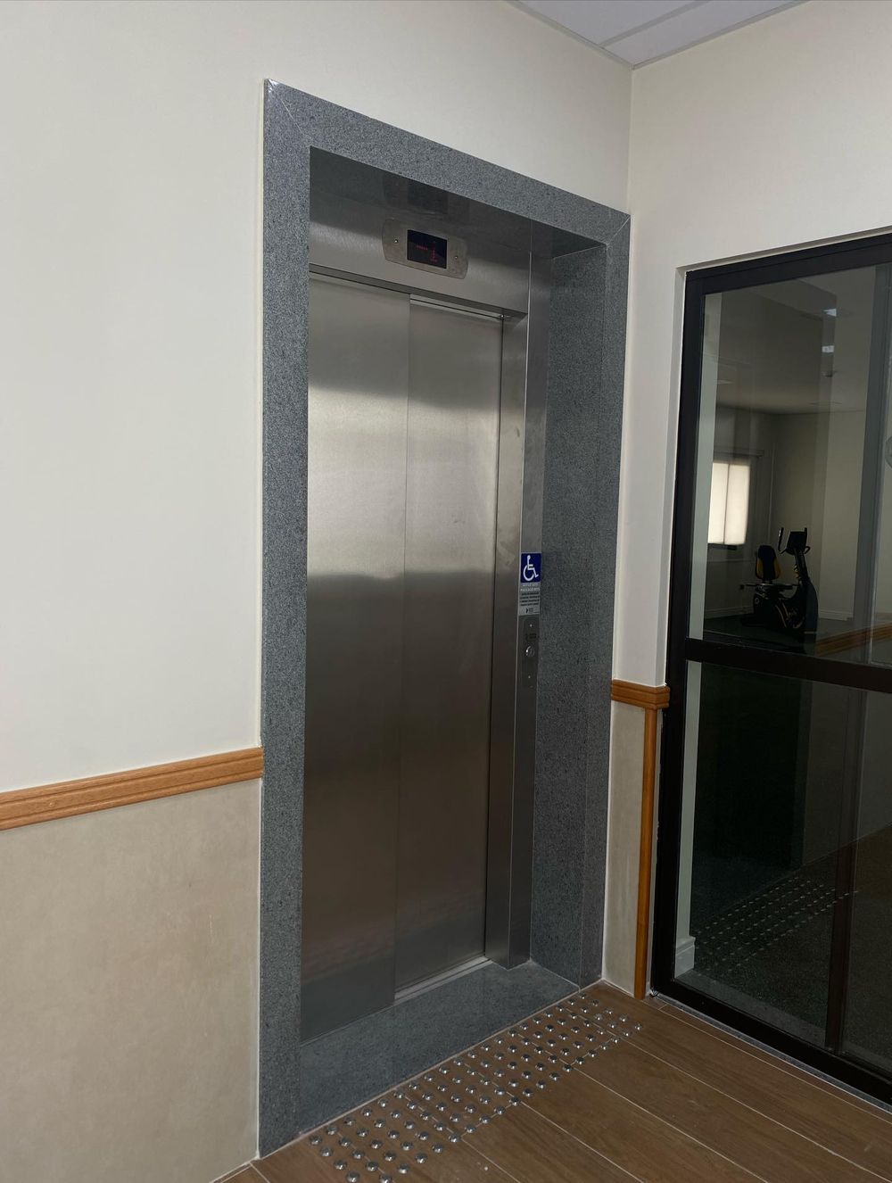 Moldura de elevador em granito