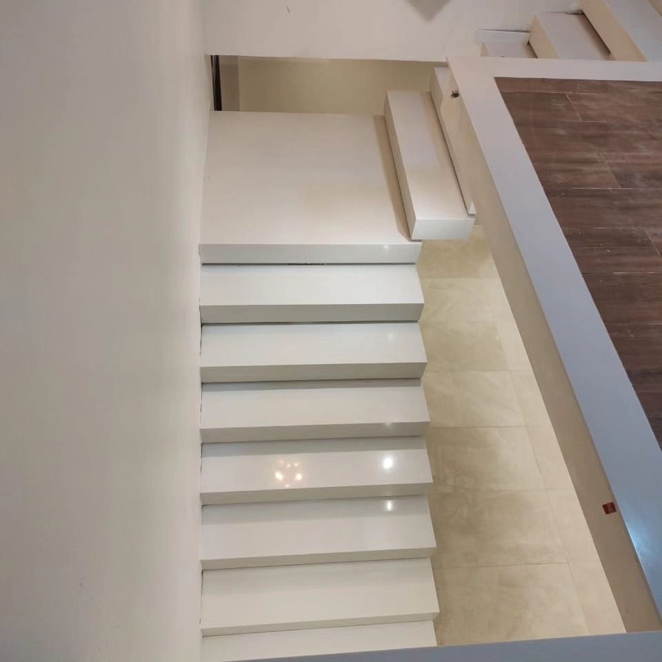 Escada revestida em mármore